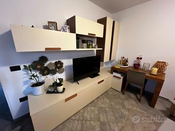 Parete attrezzata con pensili, scrivania e sedia