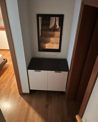 Mobiletto e specchio