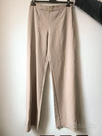 Pantaloni eleganti con logo dorato