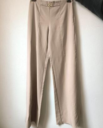 Pantaloni eleganti con logo dorato