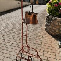 piedistallo con secchio in rame