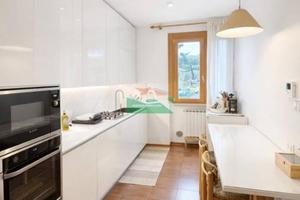 Villa di 200 m² con più di 5 locali e box auto a R
