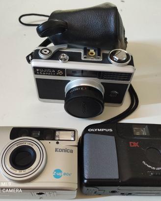Cinque macchine fotografiche compatte analogiche