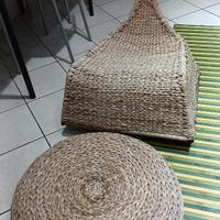 Sedia a dondolo e poggiapiedi in foglie di banano