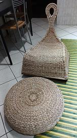 Sedia a dondolo e poggiapiedi in foglie di banano