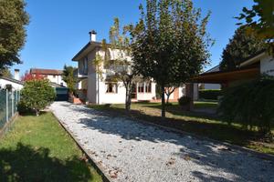 Villorba - immersa nel verde bifamiliare con giard