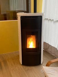 Splendida termostufa a pellet con soli due mesi di