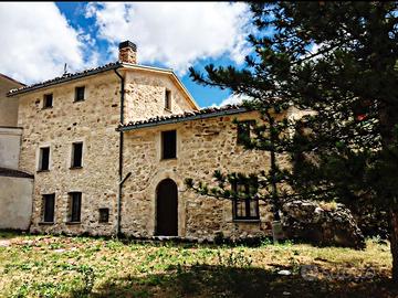 Casale nella roccia in Abruzzo