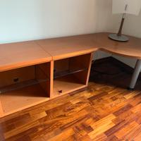 Mobile TV in legno ad angolo con ripiani in vetro