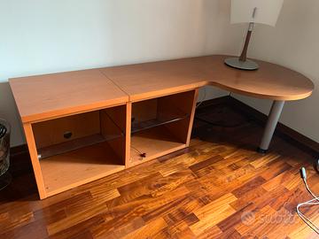 Mobile TV in legno ad angolo con ripiani in vetro