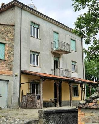 Villa di 200 m² con più di 5 locali a Varsi