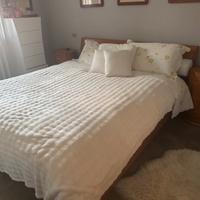 Letto matrimoniale con i 2 comodini in legno