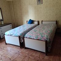 camera da letto con due letti singoli 