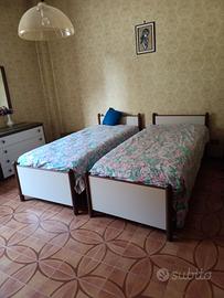 camera da letto con due letti singoli 