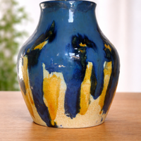 Vaso in ceramica belga smalto colato blu e giallo