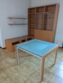 Arredamento ad angolo soggiorno con tavolo 