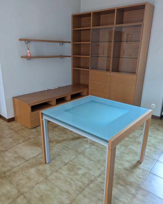 Arredamento ad angolo soggiorno con tavolo 