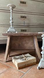 Antico sgabello da mungitura