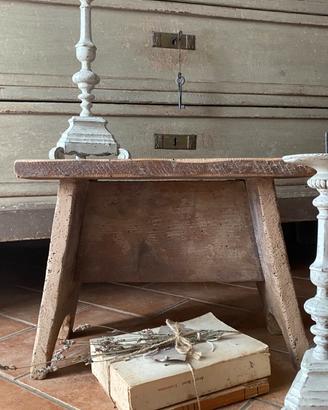 Antico sgabello da mungitura