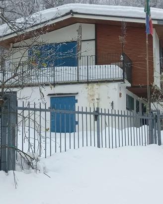 Villa singola 2 livelli e parco. Panoramica