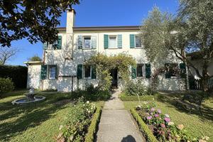 Casa singola con garage ed ampio giardino