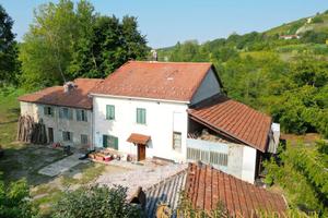 Rustico / Casale di 300 m² con 4 locali e box auto