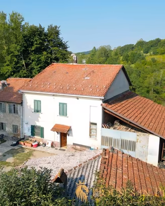 Rustico / Casale di 300 m² con 4 locali e box auto