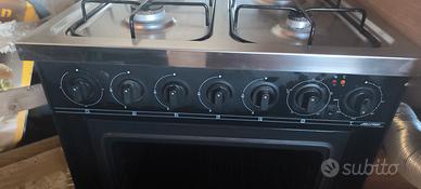 stufa da cucina a gas con forno elettrico. 