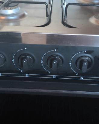 stufa da cucina a gas con forno elettrico. 