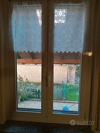 Due tendine a vetro in pizzo no stiro