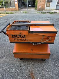 Carrello porta attrezzi della BETA con ampio vano.
