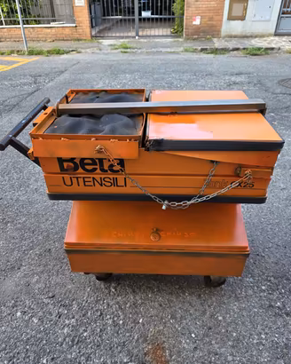 Carrello porta attrezzi della BETA con ampio vano.