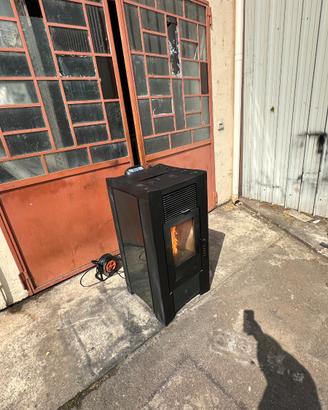 Stufa pellet 10 kW marca RAVELI
