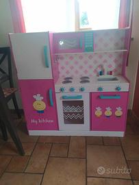 cucina in legno con accessori