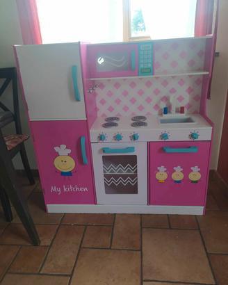cucina in legno con accessori