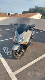 T-max 500 con bauletto