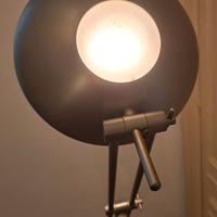 Lampada da terra - posizione e luce regolabili