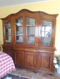 Credenza con cristalliera in noce nazionale