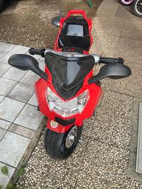 Moto elettrica per bambini con rotelle