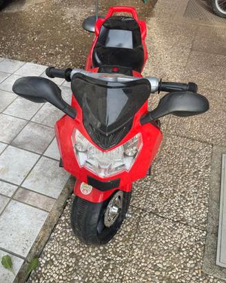 Moto elettrica per bambini con rotelle