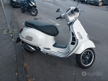 Vespa 300 gts white