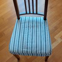 Sedia d'arredo in legno ciliegio con cuscino.