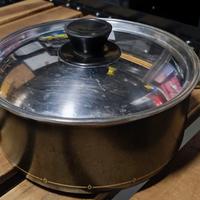 Pentola con coperchio