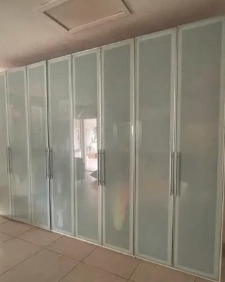Armadio con ante a vetro e luci interne