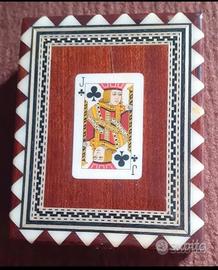 Mazzo di carte dentro a un  cofanetto decorato