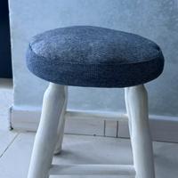 Sgabello design nordico legno bianco e seduta grey