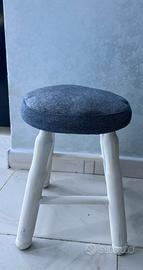 Sgabello design nordico legno bianco e seduta grey