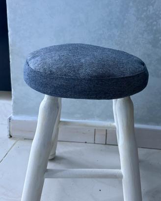 Sgabello design nordico legno bianco e seduta grey