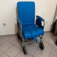 Sedia con rotelle per anziani