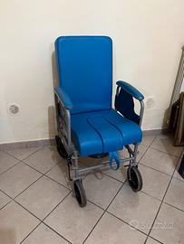 Sedia con rotelle per anziani